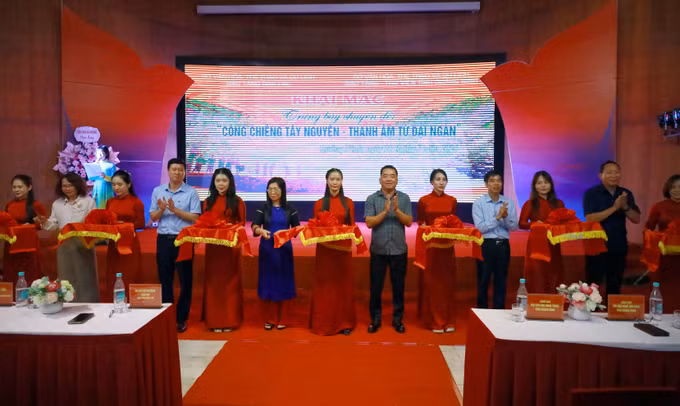 Các đại biểu cắt băng khai mạc triển lãm.