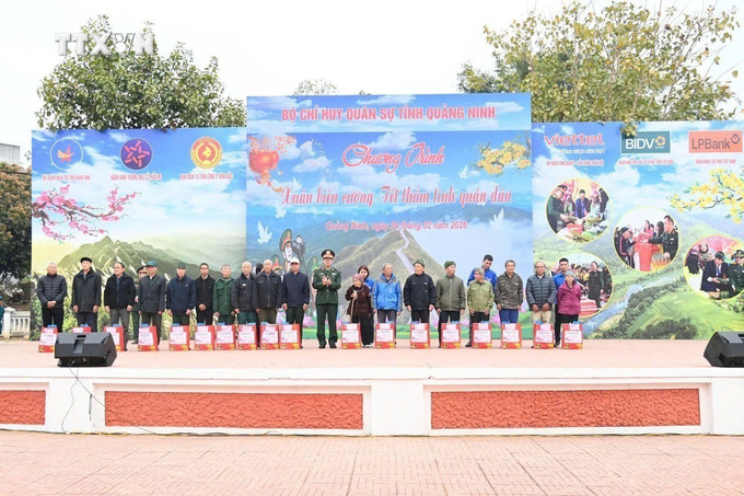 Tại chương trình, Ban Tổ chức đã trao quà cho các gia đình chính sách, người có công với cách mạng, hộ nghèo, người cao tuổi, người khuyết tật, học sinh có hoàn cảnh khó khăn vươn lên trong học tập và các gia đình có thanh niên chuẩn bị lên đường nhập ngũ trên địa bàn. Ảnh: Văn Đảm/TTXVN phát