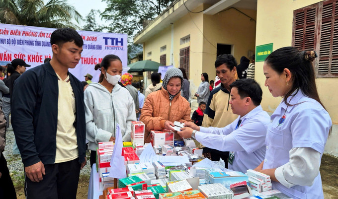 Người dân được khám, tư vấn sức khỏe và cấp phát thuốc miễn phí. Ảnh: TTXVN phát