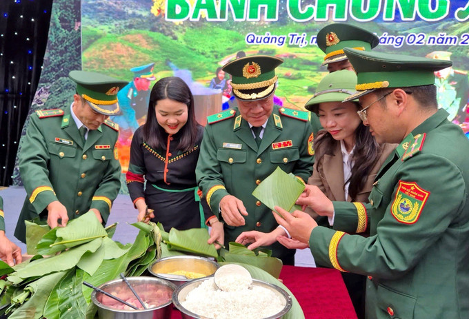 Hội thi gói bánh chưng xanh lan tỏa nét đep truyền thống Tết cổ truyền của dân tộc. Ảnh: TTXVN phát