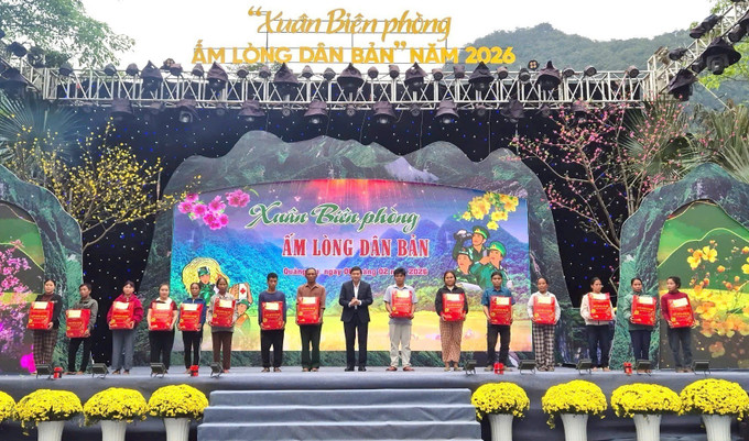 Đồng bào nhân dân khu vực biên giới phấn khởi khi được lãnh đạo tỉnh Quảng Trị trao tặng các suất quà thiết thực, ý nghĩa khi Tết đến Xuân về. Ảnh: TTXVN phát