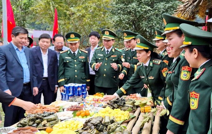 Các đại biểu cùng lãnh đạo tỉnh tham quan các gian hàng phiên chợ "0 đồng" tại chương trình. Ảnh: TTXVN phát