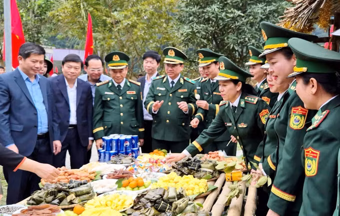 Các đại biểu cùng lãnh đạo tỉnh tham quan các gian hàng phiên chợ "0 đồng" tại chương trình. Ảnh: TTXVN phát