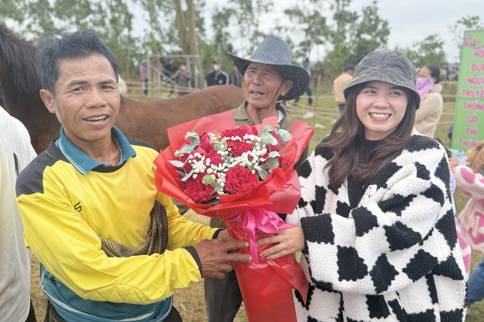 Khán giả tặng hoa chúc mừng kỵ sỹ đoạt giải Nhất.