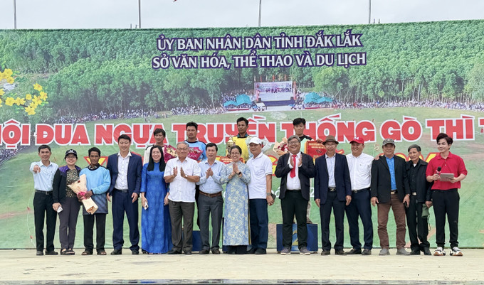 Lãnh đạo tỉnh Đắk Lắk tặng hoa và phần thưởng cho các kỵ sỹ đoạt giải.