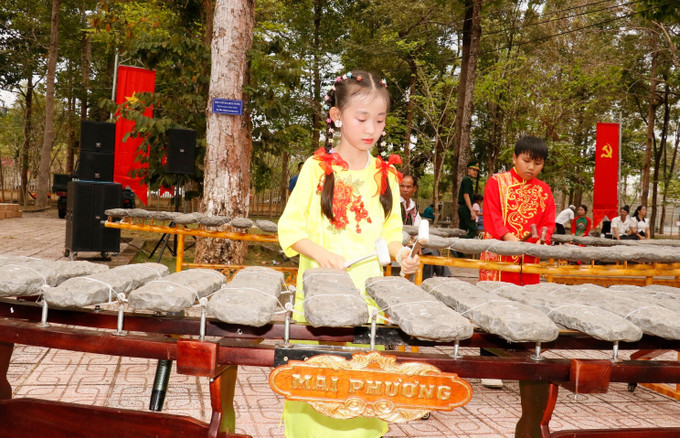 "Nghệ nhân nhí" Mai Phương, biểu diễn nghệ thuật Đàn Đá.