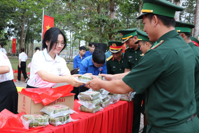 Nguyễn Trần Ngọc Trinh, sinh viên năm 2, Trường Đại học Đồng Nai tặng bánh chưng cho chiến sỹ bộ đội biên phòng Đồng Nai.