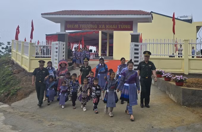 Niềm vui của cô trò tại điểm trường Mầm non Xà Khái Tủng, xã Pha Long, tỉnh Lào Cai trong ngày khánh thành, bàn giao điểm trường.