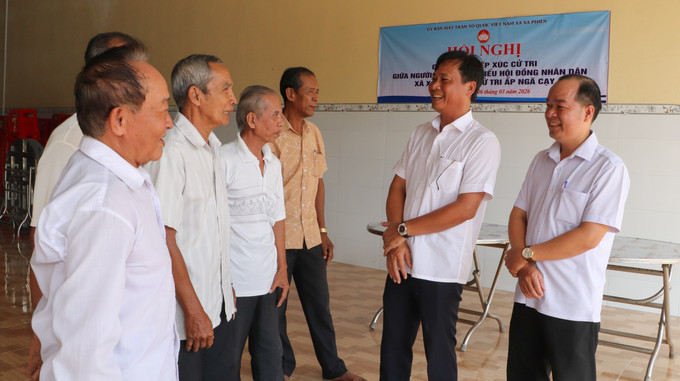 Đồng bào Khmer xã Xà Phiên gặp gỡ, tiếp xúc với đại biểu ứng cử HĐND xã. Ảnh: Hồng Thái/TTXVN