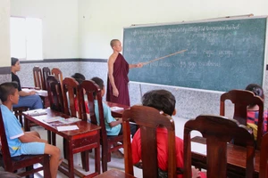 Giữ gìn giá trị văn hóa từ lớp học tiếng Khmer