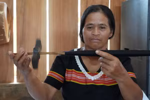 Trăn trở với nghề dệt truyền thống của người Giẻ - Triêng