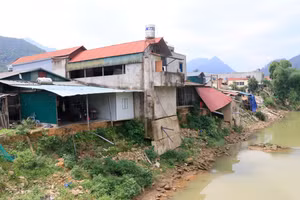 Bờ kè suối sạt lở, người dân Lào Cai nơm nớp lo sợ