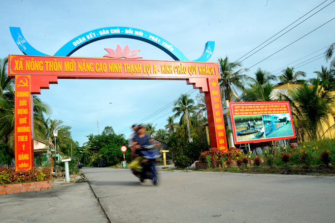 Đường giao thông liên xã được bê tông hoá rộng rãi, đáp ứng nhu cầu đi lại và thông thương hàng hoá của người dân đồng Chó Ngáp thuộc hai xã Ninh Thạnh Lợi và Ninh Thạnh Lợi A, huyện Hồng Dân (Bạc Liêu) Xuân mới trên đồng Chó Ngáp ảnh 1