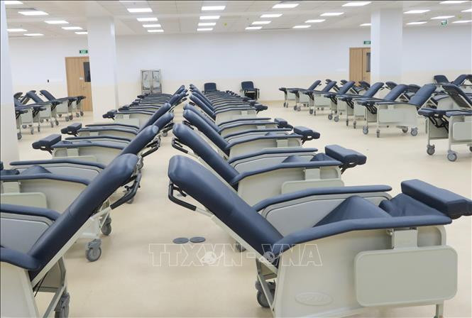 Hàng trăm ghế xạ trị trong ngày tại Bệnh viện Ung bướu cơ sở 2. Ảnh: Đinh Hằng – TTXVN Thành phố Hồ Chí Minh: Bệnh viện Ung bướu cơ sở 2 đi vào hoạt động từ ngày 2/10 ảnh 2