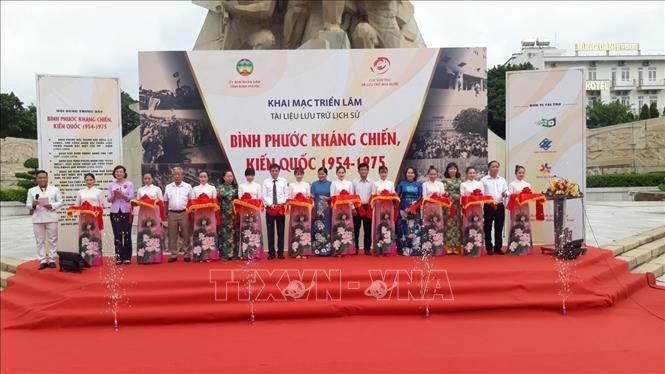 Đại biểu cắt băng khai mạc triển lãm. Ảnh: K GỬIH - TTXVN Triển lãm tài liệu lưu trữ lịch sử “Bình Phước kháng chiến, kiến quốc 1954-1975” ảnh 1