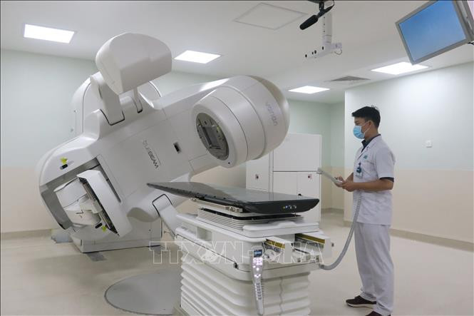 Vận hành thử máy gia tốc xạ trị hiện đại nhất Việt Nam. Ảnh: Đinh Hằng - TTXVN Thành phố Hồ Chí Minh: Bệnh viện Ung bướu cơ sở 2 đi vào hoạt động từ ngày 2/10 ảnh 4