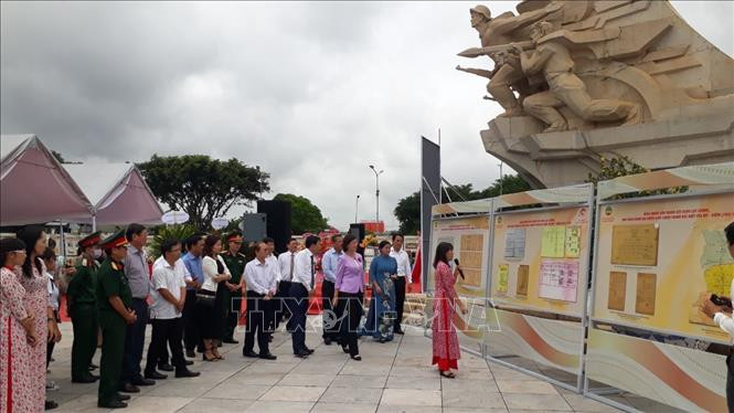 Các đại biểu tham quan triển lãm. Ảnh: K GỬIH - TTXVN Triển lãm tài liệu lưu trữ lịch sử “Bình Phước kháng chiến, kiến quốc 1954-1975” ảnh 3