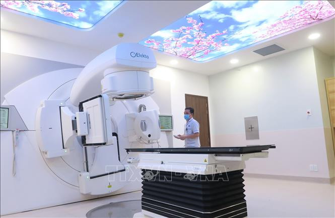 Vận hành thử máy gia tốc xạ trị hiện đại nhất Việt Nam. Ảnh: Đinh Hằng - TTXVN Thành phố Hồ Chí Minh: Bệnh viện Ung bướu cơ sở 2 đi vào hoạt động từ ngày 2/10 ảnh 3