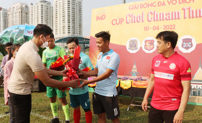 Ban tổ chức tặng hoa các đơn vị tài trợ Sôi động Giải bóng đá mừng Tết cổ truyền Chôl Chnăm Thmây tại thành phố Hồ Chí Minh ảnh 3