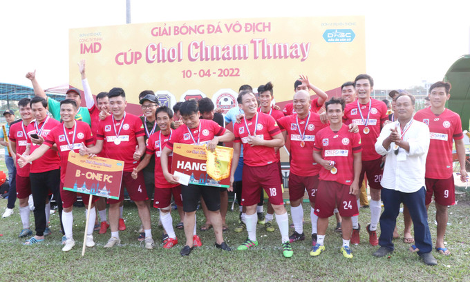 Ban tổ chức trao giải 3 và giải nhì cho các đội bóng đạt thành tích Sôi động Giải bóng đá mừng Tết cổ truyền Chôl Chnăm Thmây tại thành phố Hồ Chí Minh ảnh 14