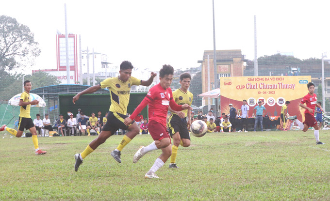 Một số pha tranh bóng trong trận đấu giữa hai đội Khmer United và B-One FC Sôi động Giải bóng đá mừng Tết cổ truyền Chôl Chnăm Thmây tại thành phố Hồ Chí Minh ảnh 9