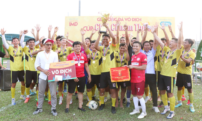 Niềm vui của các cầu thủ Khmer United, nhà vô địch Giải bóng đá mừng Tết cổ truyền Chôl Chnăm Thmây năm 2022 Sôi động Giải bóng đá mừng Tết cổ truyền Chôl Chnăm Thmây tại thành phố Hồ Chí Minh ảnh 15