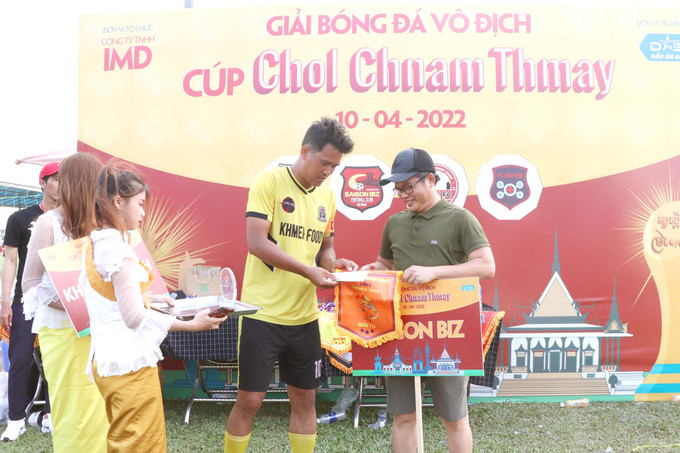 Ban tổ chức trao giải khuyến khích cho các đội bóng Sôi động Giải bóng đá mừng Tết cổ truyền Chôl Chnăm Thmây tại thành phố Hồ Chí Minh ảnh 11