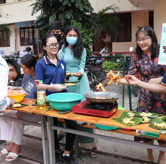 Gian hàng ẩm thực của các dân tộc đến từ các khoa của Trường Đại học Văn hóa Thành phố Hồ Chí Minh Sinh viên Trường Đại học Văn hoá Thành Phố Hồ Chí Minh "Tiếp nối văn hóa - Lan tỏa tinh hoa" ảnh 2