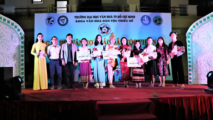 Ban tổ chức trao giải thưởng cho các tiết mục xuất sắc tham gia chương trình Sinh viên Trường Đại học Văn hoá Thành Phố Hồ Chí Minh "Tiếp nối văn hóa - Lan tỏa tinh hoa" ảnh 19
