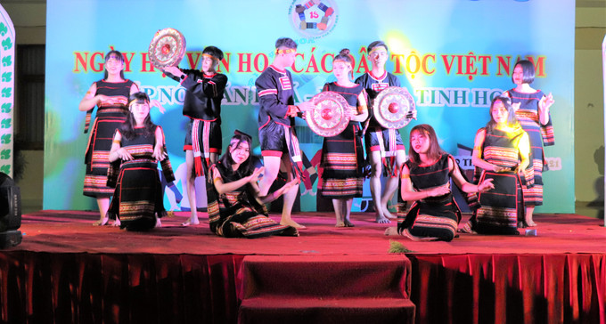 Một số tiết mục văn nghệ của sinh viên Trường Đại học Văn hóa Thành phố Hồ Chí Minh và Trường Đại học Khoa học Xã hội và Nhân văn Thành phố Hồ Chí Minh Sinh viên Trường Đại học Văn hoá Thành Phố Hồ Chí Minh "Tiếp nối văn hóa - Lan tỏa tinh hoa" ảnh 14