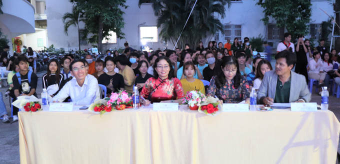 Các giảng viên cùng các bạn sinh viên tại chương trình Sinh viên Trường Đại học Văn hoá Thành Phố Hồ Chí Minh "Tiếp nối văn hóa - Lan tỏa tinh hoa" ảnh 16