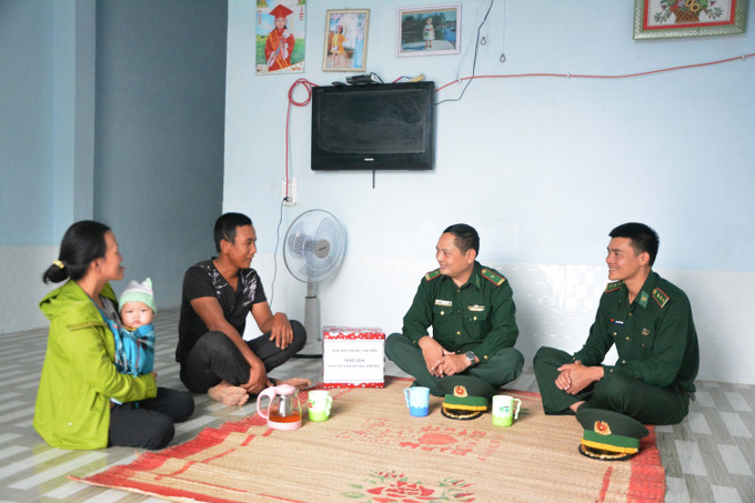 Năm 2022, được sự giúp đỡ của Bộ đội Biên phòng và các nhà hảo tâm, gia đình anh Y Hiếu Mlô và chị H Buy Hra (buôn Yang Lành, xã biên giới Krông Ana, huyện Buôn Đôn) đã được hỗ trợ và nhận bàn giao căn nhà “Mái ấm biên cương” với trị giá 68 triệu đồng. Đây cũng là lần đầu tiên gia đình anh Y Hiếu được vui Xuân đón Tết trong căn nhà mới, khang trang. Ảnh: Tuấn Anh – TTXVN Mùa Xuân đầu tiên trong “Mái ấm biên cương” ở Đắk Lắk ảnh 2