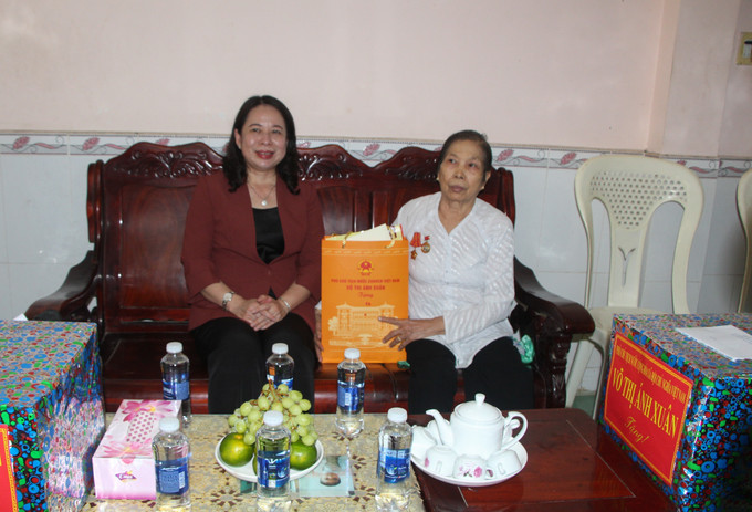Phó Chủ tịch nước Võ Thị Ánh Xuân tặng quà Tết bà Nguyễn Thị Kết (khu vực 3, phường I, thành phố Vị Thanh), thương binh 21%, là người hoạt động kháng chiến bị địch bắt tù, đày. Ảnh: Hồng Thái - TTXVN Phó Chủ tịch nước Võ Thị Ánh Xuân trao quà Tết tặng gia đình chính sách, hộ nghèo tại Hậu Giang ảnh 6