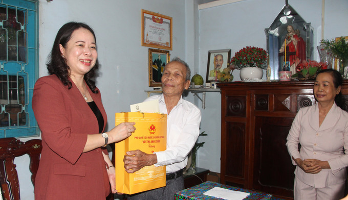 Phó Chủ tịch nước Võ Thị Ánh Xuân tặng quà Tết ông Nguyễn Văn Tài (khu vực 3, phường V, thành phố Vị Thanh), là cha liệt sĩ. Ảnh: Hồng Thái - TTXVN Phó Chủ tịch nước Võ Thị Ánh Xuân trao quà Tết tặng gia đình chính sách, hộ nghèo tại Hậu Giang ảnh 5