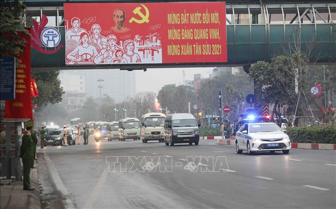 Đoàn xe đưa các đại biểu tới Trung tâm Hội nghị Quốc gia. Ảnh: TTXVN Một số hình ảnh trong ngày đầu Đại hội đại biểu toàn quốc lần thứ XIII của Đảng ảnh 1