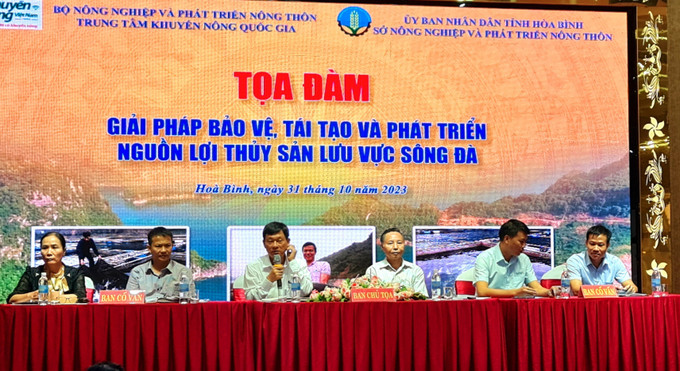 Đại diện các ngành, đơn vị chuyên môn dự tọa đàm. Ảnh: Vũ Hà- TTXVN Tái tạo và phát triển nguồn lợi thủy sản lưu vực sông Đà ảnh 1