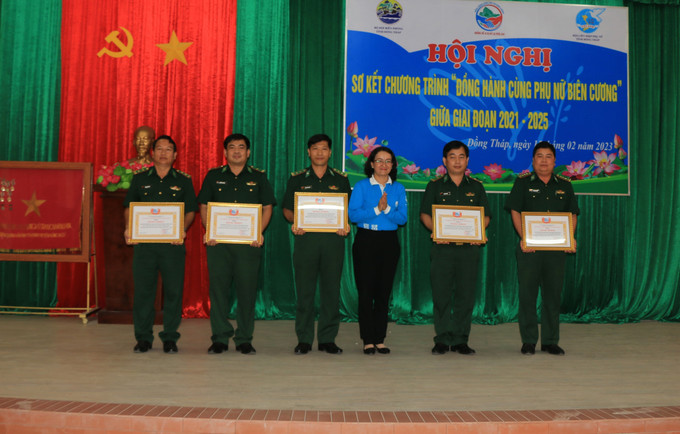 Khen thưởng các tập thể có thành tích xuất sắc trong thực hiện Chương trình “Đồng hành cùng phụ nữ biên cương”. Ảnh: Nhựt An - TTXVN Đồng Tháp huy động hơn 13 tỷ đồng giúp đỡ phụ nữ khó khăn vùng biên giới ảnh 2