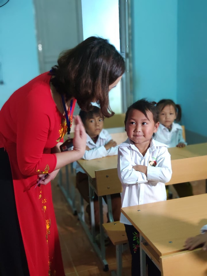 Cô và trò vùng cao. Ảnh: HHL Tổ chức cuộc thi ảnh "Phụ nữ với gia đình và xã hội" ảnh 2