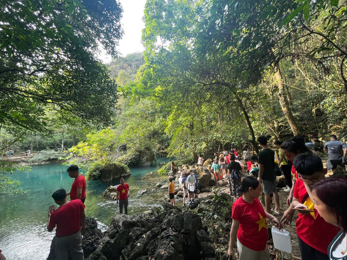 Đông đảo du khách trong trang phục cờ đỏ sao vàng hành hương về nguồn tại Khu di tích Quốc gia đặc biệt Pác Bó dịp lễ 30/4-1/5 năm 2023. Ảnh: Chu Hiệu-TTXVN Cao Bằng đưa du lịch từng bước trở thành ngành kinh tế mũi nhọn ảnh 3