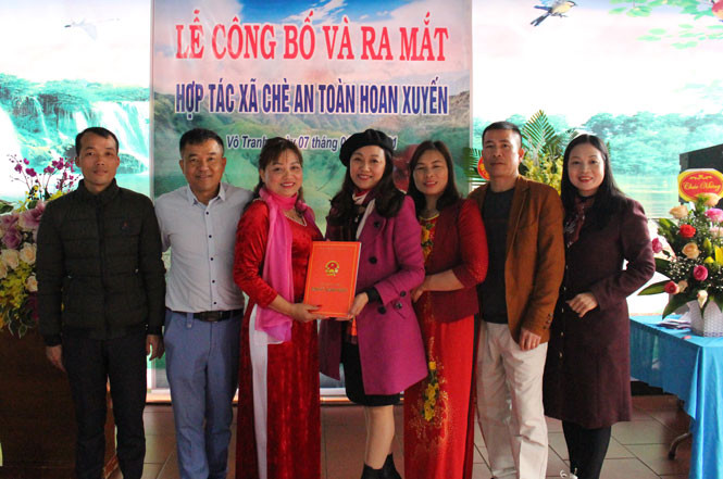 Đại diện huyện Phú Lương trao Giấy chứng nhận cho đại diện HTX chè an toàn Hoan Xuyến. Ảnh: baothainguyen.vn OCOP thúc đẩy kinh tế nông thôn Thái Nguyên ảnh 1