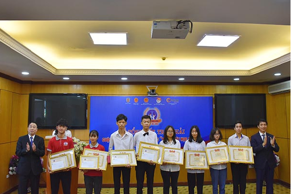 Ban Tổ chức trao giải cho các tác giả. Ảnh: pbgdpl.moj.gov.vn Bộ Tư pháp trao giải cuộc thi "Pháp luật học đường" ảnh 1