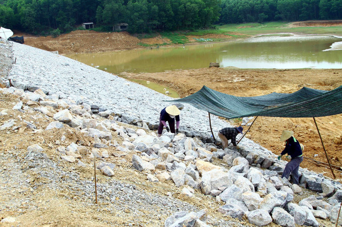 Sửa chữa hồ Điều Gà 1 (Quảng Ninh, Quảng Bình) đảm bảo đạt đến các mốc kỹ thuật an toàn công trình trước mùa mưa bão. Ảnh: Tá Chuyên - TTXVN Quảng Bình đảm bảo an toàn hồ, đập thủy lợi trong mùa mưa lũ ảnh 4