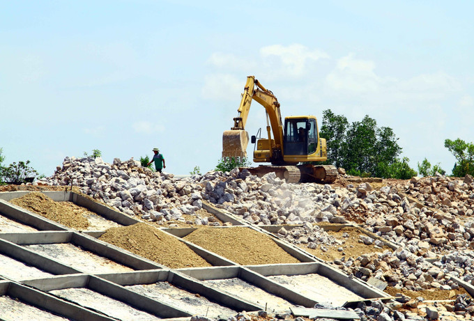 Thi công sửa chữa hồ Điều Gà 1 (Quảng Ninh, Quảng Bình) đảm bảo đạt đến các mốc kỹ thuật an toàn công trình trước mùa mưa bão. Ảnh: Tá Chuyên - TTXVN Quảng Bình đảm bảo an toàn hồ, đập thủy lợi trong mùa mưa lũ ảnh 3