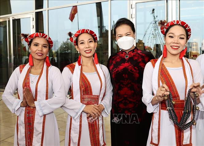 Chủ tịch Quốc hội Nguyễn Thị Kim Ngân giao lưu cùng các nghệ sĩ. Ảnh: TTXVN Lãnh đạo Đảng, Nhà nước dự Đại hội đại biểu toàn quốc các dân tộc thiểu số Việt Nam lần thứ II ảnh 6