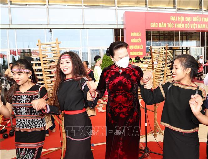 Chủ tịch Quốc hội Nguyễn Thị Kim Ngân giao lưu cùng các nghệ sĩ. Ảnh: TTXVN Lãnh đạo Đảng, Nhà nước dự Đại hội đại biểu toàn quốc các dân tộc thiểu số Việt Nam lần thứ II ảnh 5