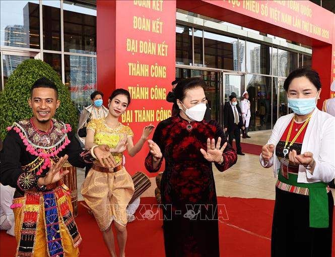 Chủ tịch Quốc hội Nguyễn Thị Kim Ngân giao lưu cùng các nghệ sĩ. Ảnh: TTXVN Lãnh đạo Đảng, Nhà nước dự Đại hội đại biểu toàn quốc các dân tộc thiểu số Việt Nam lần thứ II ảnh 7