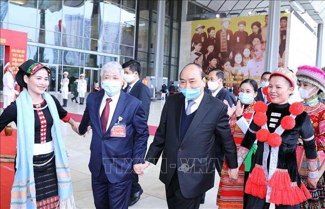Thủ tướng Nguyễn Xuân Phúc và Bộ trưởng, Chủ nhiệm Ủy ban Dân tộc Đỗ Văn Chiến gặp gỡ, giao lưu với các nghệ sĩ dân tộc thiểu số. Ảnh: Thống Nhất – TTXVN Lãnh đạo Đảng, Nhà nước dự Đại hội đại biểu toàn quốc các dân tộc thiểu số Việt Nam lần thứ II ảnh 1