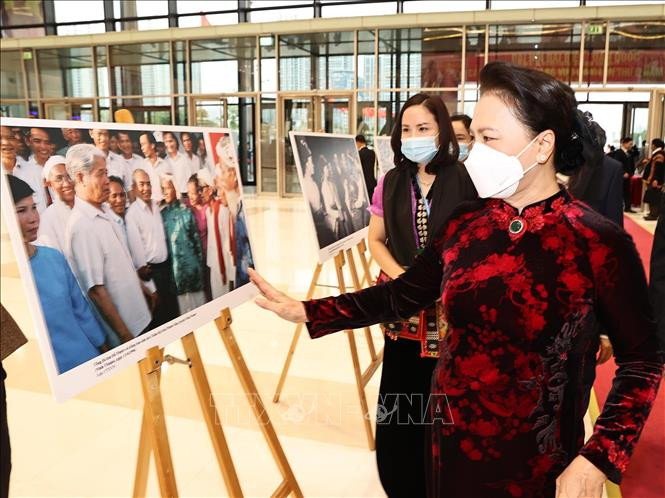 Chủ tịch Quốc hội Nguyễn Thị Kim Ngân tham quan trưng bày ảnh. Ảnh: TTXVN Lãnh đạo Đảng, Nhà nước dự Đại hội đại biểu toàn quốc các dân tộc thiểu số Việt Nam lần thứ II ảnh 8
