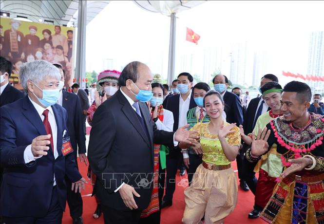 Thủ tướng Nguyễn Xuân Phúc gặp gỡ, giao lưu với các nghệ sĩ dân tộc thiểu số. Ảnh: Thống Nhất – TTXVN Lãnh đạo Đảng, Nhà nước dự Đại hội đại biểu toàn quốc các dân tộc thiểu số Việt Nam lần thứ II ảnh 2