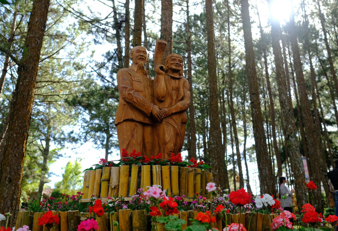 Tác phẩm “Bác Hồ với Tây Nguyên” của nghệ nhân K’Minh Tuấn (Lâm Đồng) trưng bày tại triển lãm. Ảnh: Nguyễn Dũng – TTXVN Phục dựng không gian tượng gỗ Tây Nguyên giữa rừng thông Đà Lạt ảnh 1